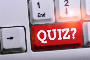 Quiz Soru gösteren not yazma. Bireyler veya takımlar arasında rekabet olarak bilgi nin vitrine İş fotoğraf beyaz arka plan üzerinde not kağıdı ile Beyaz pc klavye.