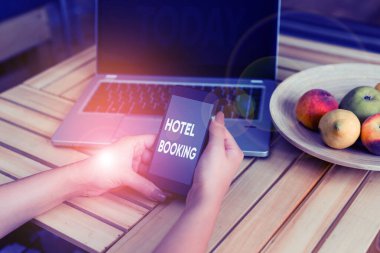 Otel Rezervasyonu'yu gösteren kavramsal el yazısı. Dizüstü akıllı telefon ve ofis malzemeleri teknolojisi ile Online RezervasyonPresidential Suite De Luxe Hospitality kadın vitrine İş fotoğraf.