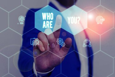 Kimsiniz sorusunu gösteren metin işareti. Kavramsal fotoğraf birisi sizin gösteren arka plan veya tarih soran Erkek insan giyim resmi iş elbisesi sunum akıllı cihaz kullanarak sunum.