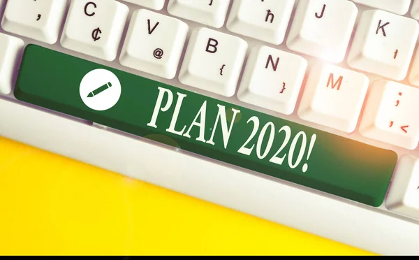 계획 2020을 보여주는 작성 노트. 비즈니스 사진 전시 상세한 제안 뭔가 내년 달성 하 고 흰색 배경 위에 메모 종이 와 화이트 PC 키보드. — 스톡 사진