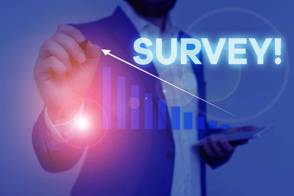 Pisanie notatki pokazujące Survey. Business Photo showobudowa metoda badawcza wykorzystywana do zbierania danych z predefiniowanej grupy mężczyzna nosić formalne kombinezon roboczy prezentacji inteligentne urządzenie. — Zdjęcie stockowe