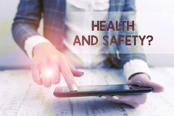 Word írás szöveg egészségügyi és biztonsági kérdés. A baleset vagy sérülés megelőzésére irányuló szabályozások és eljárások üzleti koncepció üzleti koncepció mobiltelefonnal a kézben. — Stock Fotó
