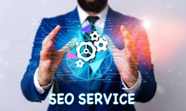 Seo Servisini gösteren metin işareti. Kavramsal fotoğraf teknikleri ve prosedürleri web sitesi görünürlüğünü artırmak için erkek insan giyim resmi iş elbisesi akıllı cihaz kullanarak sunum sunan.