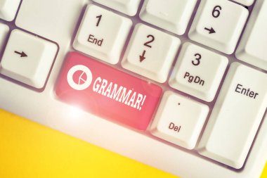 Kelime yazma metin Dilbilgisi. Beyaz arka plan anahtar kopyalama alanı üzerinde boş not kağıdı ile tüm sistem yapısı dil sözdizimi ve morfolojisi Beyaz pc klavye için iş kavramı.