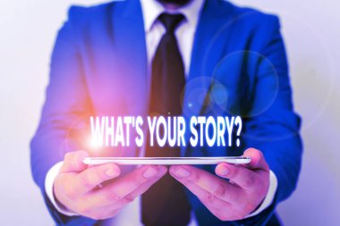 El yazısı metin ne S Your Story Soru yazma. Kavramı onun geçmiş yaşam eylemleri kariyer veya olaylar İşadamı mavi süit bir kravat ile ellerinde tur üst tutar hakkında gösteren soran anlamı.