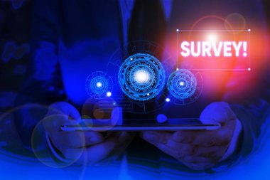 Anket'i gösteren not yazma. Önceden tanımlanmış bir gruptan veri toplamak için kullanılan iş fotoğrafı vitrin araştırma yöntemi Erkek resmi takım elbise sunum akıllı cihaz sunan.