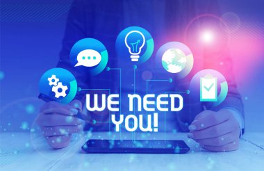 El yazısı metni Sana İhtiyacımız Var. Kavram belirli bir iş ya da hedef kadın simgeleri akıllı bilgisayar tablet ofis kaynağı teknolojik cihaz için birlikte çalışmak için birinden soran anlamı.