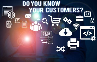 Müşterilerinizi Tanıyın sorusunu gösteren metin işareti. Kavramsal fotoğraf bir müşteri belirlemek isteyen doğa Erkek insan giyim resmi iş elbisesi akıllı cihaz kullanarak sunum sunan.