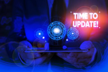 Güncelleştirme Zamanı'nı gösteren not yazma. Bir şey veya güncelleştirilmiş sürüm programı Erkek resmi takım elbise sunum akıllı cihaz sunan güncelleme hareket vitrine.