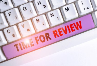 El yazısı metin yazma Time For Review için. Kavram anlamı bir sistem veya durumun resmi muayene beyaz bilgisayar klavye beyaz arka plan anahtar kopyalama alanı üzerinde boş not kağıdı ile gözden geçirilmesi.