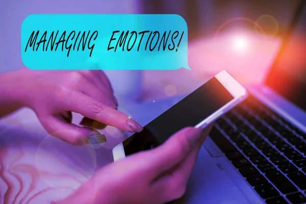 Koncepcyjne pisanie ręczne pokazujące zarządzanie emocjami. Business Photo tekst zdolność być otwarte na uczucia i modulować je w sobie kobieta z laptopa smartphone i materiałów biurowych technologii. — Zdjęcie stockowe
