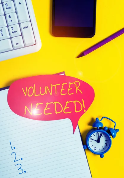 Signo de texto mostrando Voluntariado Necesario. La foto conceptual necesita trabajo para la organización sin ser pagada Papel rojo vacío de la burbuja en la mesa con el teclado de la PC . —  Fotos de Stock