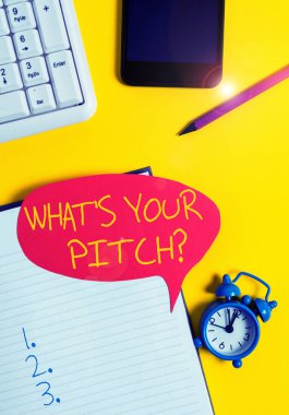 S Is Your Pitch sorusunu gösteren metin işareti. Ses veya müzik tonu özelliği hakkında soran kavramsal fotoğraf Pc klavye ile masada Boş kırmızı kabarcık kağıt.