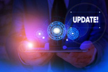 Güncelleştirme'yi gösteren not yazma. İş fotoğraf vitrin bir şey daha modern ya da yazılım programı gibi güncel hale Erkek resmi takım sunum akıllı cihaz sunan giymek.