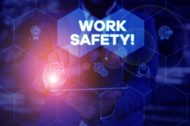 İş Güvenliği yazılı el yazısı metin. Çalışanların sağlığını sağlamak için uygulanan politika ve prosedürlerin kavramı Erkek giyim resmi iş elbisesi akıllı cihaz kullanarak sunum sunan.