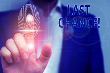 El yazısı metni Son Şans. Kavram, erkek insan giyim resmi iş elbisesi akıllı cihaz kullanarak sunum sunan istediğiniz bir şey elde etmek veya elde etmek için son fırsat anlamına gelir.