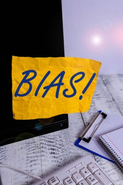 Önyargı'yı gösteren kavramsal el yazısı. Klavye kırtasiye nin yakınındaki siyah ekrana bantlanmış bir gösteri grubu Not kağıdına veya buna karşı eğim veya önyargı gösteren iş fotoğrafı.