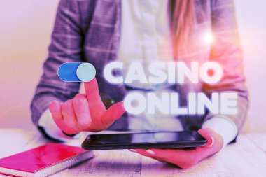 Casino Online gösteren kavramsal el yazısı. İletişim cep telefonu ile Bilgisayar Poker Oyunu Gamble Royal Bet Lotto High Stakes Business kavramı vitrine İş fotoğraf.
