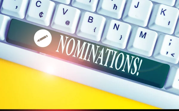 Schrijf notitie met nominaties. Zakelijke fotopresentatie actie van Nominating Committee of staat wordt genomineerd voor prijs wit PC-toetsenbord met notitie papier boven de witte achtergrond. — Stockfoto