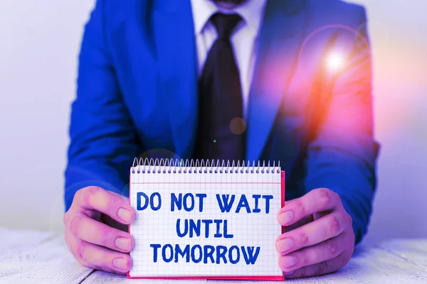 Текст слова "Не жди до завтра". Срочно лучше сделать это сейчас Человек держит пустую бумагу с копировальным пространством перед собой. . — стоковое фото