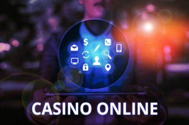 Casino Online'ı gösteren metin işareti. Kavramsal fotoğraf Bilgisayar Poker Oyunu Gamble Royal Bet Lotto High Stakes.