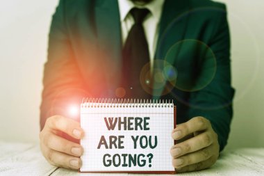 Kelime yazma metni Nereye Gidiyorsun sorusu. İş konsepti için birisi sormak için kullanılan hedef Man yöneldi önünde kopya alanı ile boş kağıt tutar Uzay.