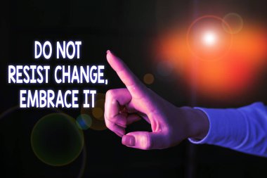 Değişiklik Embrace It. İş fotoğraf vitrin gösteren not yazma Kopya alanı işaret el ile Karanlık işaret olumlu parmak yeni şeyler deneyin.