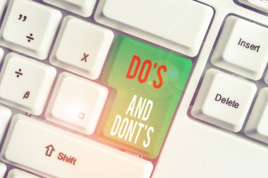 Do S Is And Dont S Is. Bazı etkinliklerle ilgili kurallar adadan kavramsal fotoğraf beyaz arka plan tuşu kopyalama alanının üzerinde boş not kağıdı ile beyaz pc klavyesi gösteren metin işareti.