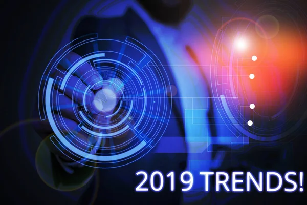 Nota de redação mostrando as tendências de 2019. Foto de negócios mostrando direção geral em que algo está se desenvolvendo ou mudando terno formal de desgaste masculino apresentando dispositivo inteligente de apresentação . — Fotografia de Stock