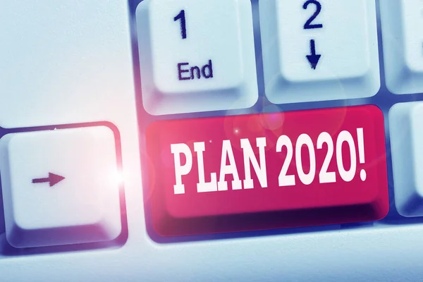 Zapisuji poznámku s plánem 2020. Firemní fotografie podrobný návrh k dosažení čehosi v příštím roce, bílá PC klávesnice s papírem nad bílým pozadím. — Stock fotografie