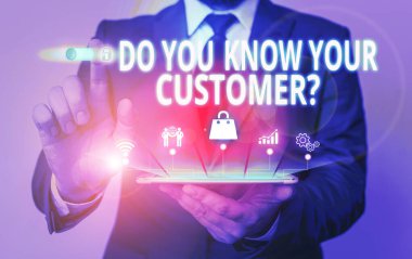 Müşteri Sorunubiliyor musunuz gösteren not yazma. İş fotoğraf vitrin hizmeti ilgili bilgileri ile müşterileri tanımlamak Erkek resmi takım elbise sunum akıllı cihaz sunan giyim.