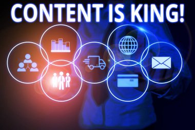 İçeriği Nisa'yı gösteren metin işareti Kraldır. Kavramsal fotoğraf pazarlama odaklı artan görünürlük olmayan ücretli arama sonuçları Kadın akıllı cihaz kullanarak sunum sunan resmi iş elbisesi giymek.