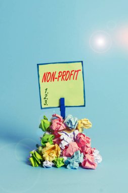 Kar Amacı Gütmeyen'i gösteren kavramsal el yazısı. Sahipleri için kar elde etmez organizasyonun İş fotoğraf metin türü Hatırlatma kazık renkli buruşuk kağıt clothespin ahşap alan.