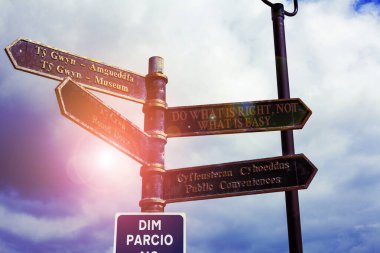 Do What Is Right'ı gösteren not yazmak Kolay Değil. Arka planda mavi bulutlu gökyüzü ile kavşakta doğru Yol işareti ne için ayağa kalkmaya istekli iş fotoğraf vitrin.