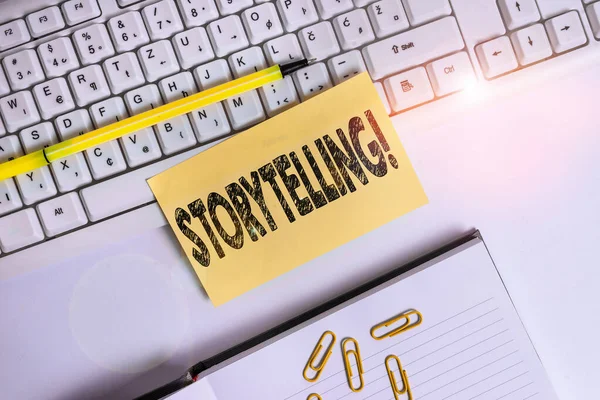 Signo de texto que muestra Storytelling. Actividad fotográfica conceptual escribiendo historias para publicarlas al público Papeles cuadrados anaranjados vacíos por el teclado de la PC con espacio de copia . — Foto de Stock