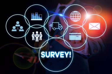 Anket'i gösteren metin işareti. Önceden tanımlanmış bir gruptan veri toplamak için kullanılan kavramsal fotoğraf araştırma yöntemi Akıllı cihaz kullanarak sunum sunan erkek giyim resmi iş elbisesi.