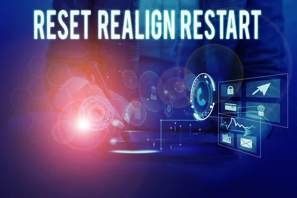 Signo de texto que muestra Reset Realign Restart. Foto conceptual La auditoría de la vida te ayudará a poner las cosas en perspectiva La mujer usa traje de trabajo formal que presenta la presentación usando un dispositivo inteligente . —  Fotos de Stock