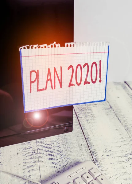 Textschild, das Plan 2020 zeigt. Konzeptionelles Foto detaillierter Vorschlag, etwas im nächsten Jahr zu erreichen Notationspapier auf schwarzen Computerbildschirm in der Nähe der weißen Tastatur geklebt. — Stockfoto