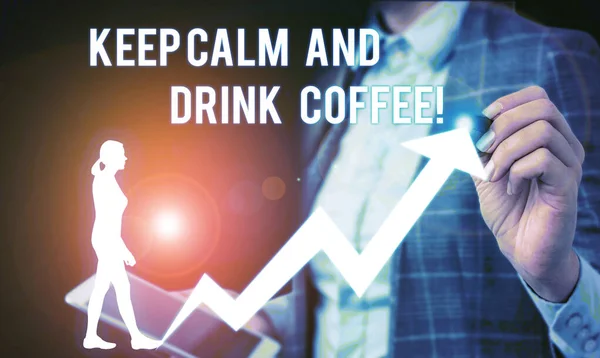 落ち着いてコーヒーを飲むことを示す概念的な手の書き込み。カフェインドリンクとリラックスを楽しむための実証を奨励するビジネス写真スマートdeviを提示女性の人間の着用正式な作業スーツ — ストック写真