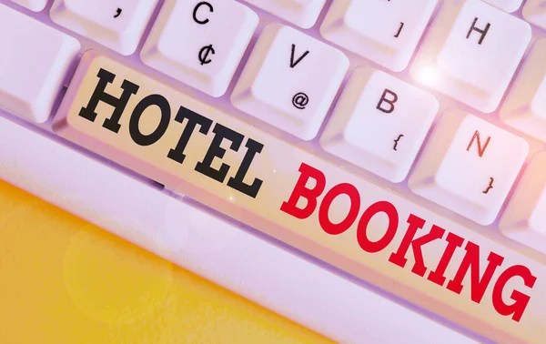 Textschild mit Hotelbuchung. konzeptionelle Foto Online-Reservierungen Präsidentensuite de luxe Gastfreundschaft weiße PC-Tastatur mit leerem Notizpapier über weißem Hintergrund Schlüssel Kopierraum. — Stockfoto