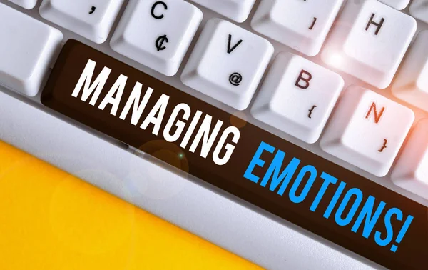 Texto de escritura a mano Managing Emotions. Concepto que significa capacidad de estar abierto a los sentimientos y modularlos en uno mismo Teclado de PC blanco con papel de nota vacío sobre el espacio de copia de tecla de fondo blanco . — Foto de Stock