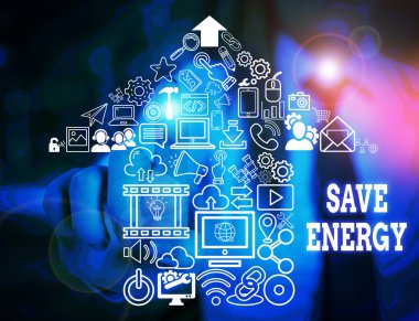 El yazısı metin yazma Enerji Kaydet. Kavram anlamı benzer bir sonuca ulaşmak için kullanılan güç miktarını azaltmak Kadın akıllı cihaz kullanarak sunum sunan resmi iş elbisesi giymek.