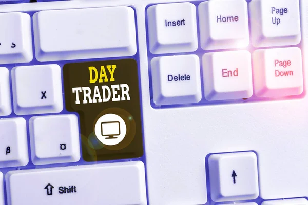 Signe texte montrant Day Trader. Photo conceptuelle A démontrant que acheter et vendre un instrument financier dans la journée Clavier pc blanc avec papier de note vide au-dessus de l'espace de copie de clé de fond blanc . — Photo