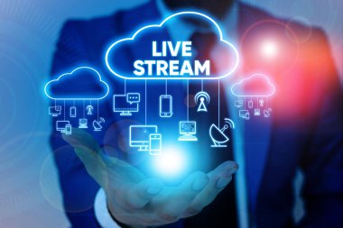 El yazısı metin Live Stream. Kavram anlamı iletimi veya Internet üzerinden video ve ses kapsama almak Erkek insan giyim resmi iş elbisesi akıllı cihaz kullanarak sunum sunan.