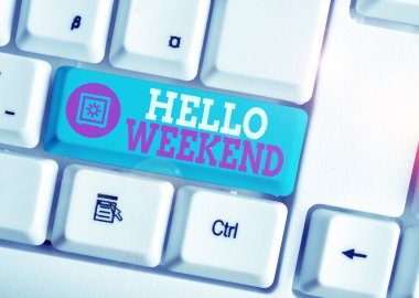 Hello Weekend'i gösteren not yazma. Beyaz arka plan üzerinde not kağıdı ile Getaway Macera Cuma Pozitiflik Gevşeme Daveti Beyaz pc klavye vitrine İş fotoğraf.