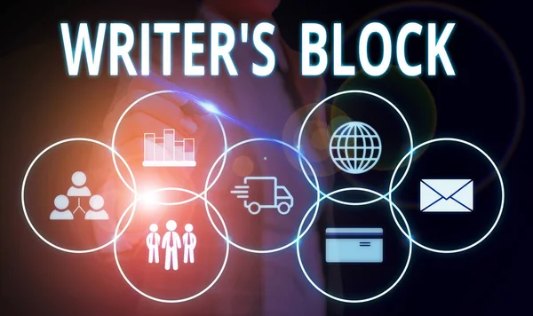 Escritura a mano Writer S Block. Concepto significado Condición de ser incapaz de pensar en qué escribir Mujer llevar traje de trabajo formal que presenta la presentación utilizando un dispositivo inteligente . — Foto de Stock