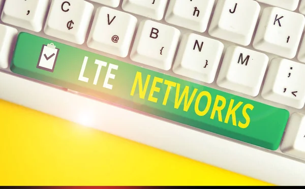 El yazısı metin yazma Lte Networks. Kavram anlamı Kablosuz iletişim için mevcut en hızlı ağ bağlantısı Beyaz pc klavye beyaz arka plan tuşu kopyalama alanı üzerinde boş not kağıdı ile. — Stok fotoğraf