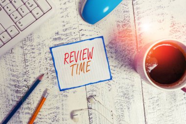 Gözden Geçirme Süresini gösteren not yazma. İş fotoğraf showcasing düşünmek veya bir şey hakkında konuşmak tekrar Teknolojik cihazlar renkli hatırlatma kağıt ofis malzemeleri gözden geçirmek için zamanlama ayarlayın.