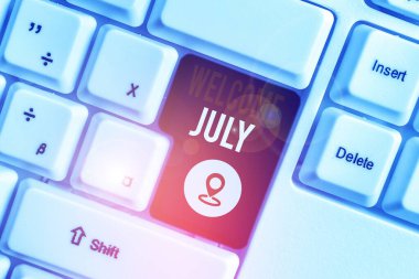Kelime yazma metni Hoşgeldiniz Temmuz. Takvim Yedinci Ay 31days Üçüncü Çeyrek Yeni Sezon Beyaz pc klavye beyaz arka plan tuşu kopyalama alanı üzerinde boş not kağıdı ile İş konsepti.