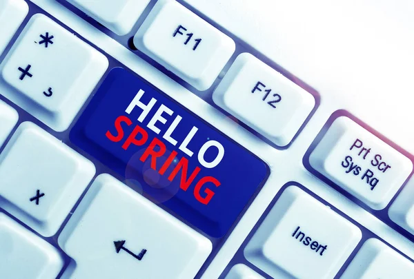 Hello Spring'i gösteren bir not yazıyorum. İş fotoğraf beyaz arka plan üzerinde not kağıdı ile çiçeklerbeyaz pc klavye kış Çiçeklenme sonra sezon karşılama. — Stok fotoğraf